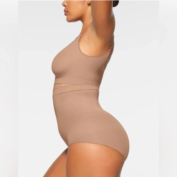 SKIMS Everyday Sculpt HIGH-WAISTED BRIEF in Sienna - Picture 2 of 6